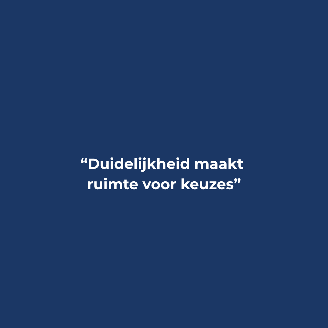 Duidelijkheid maakt ruimte voor keuzes oneliner - donkerblauwe achtergrond