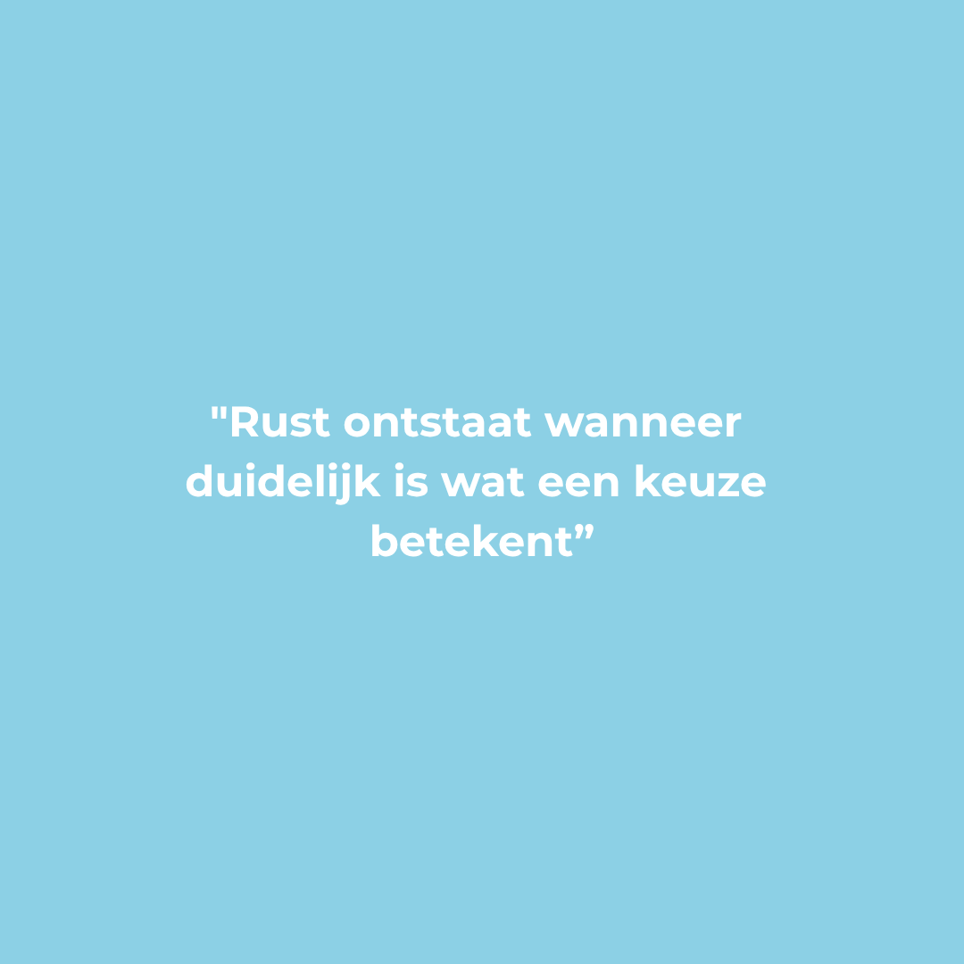 Rust ontstaat wanneer duidelijk is wat een keuze betekend oneliner- licht blauwe achtergond