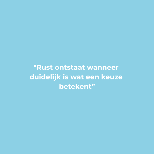 Rust ontstaat wanneer duidelijk is wat een keuze betekend oneliner- licht blauwe achtergond
